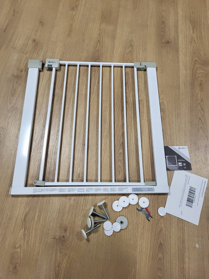 167136 - SAFETY 1ST - Portë Metalike SecureTech, Portë Shkallëshe pa Shpim, 73–80 cm (e zgjerueshme deri në 136 cm), me Mekanizëm Mbylljeje të Dyfishtë dhe Hapje me një dorë, Ngjyra Bardhë