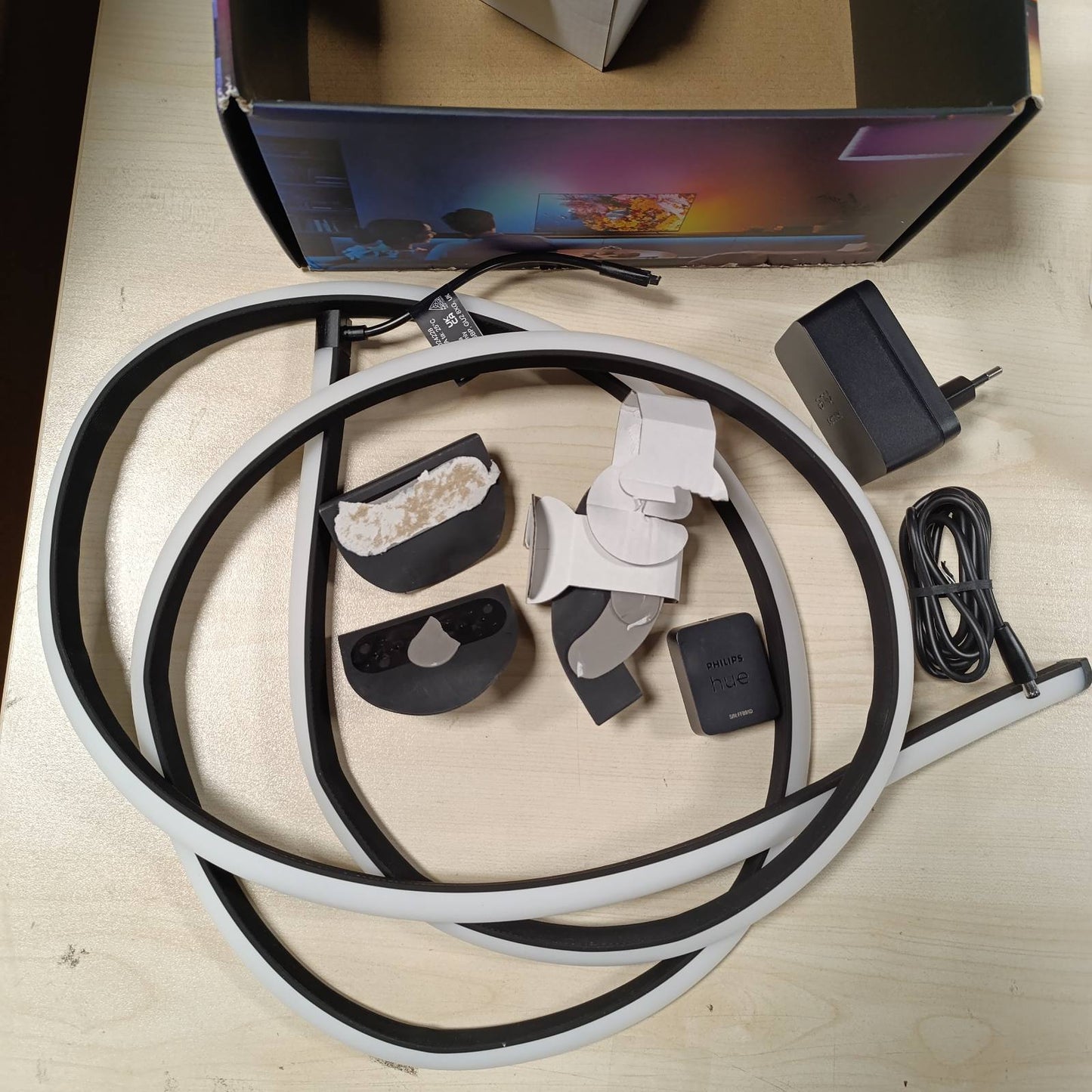 167288 - PHILIPS Hue Play Gradient Lightstrip – Shirit LED për Televizorë 65", Ndriçim Ambilight i Sinkronizuar me Ekranin, i Pajtueshëm me Alexa, Google Assistant dhe Apple HomeKit