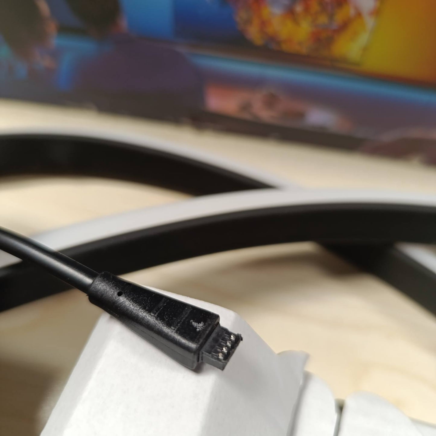 167288 - PHILIPS Hue Play Gradient Lightstrip – Shirit LED për Televizorë 65", Ndriçim Ambilight i Sinkronizuar me Ekranin, i Pajtueshëm me Alexa, Google Assistant dhe Apple HomeKit