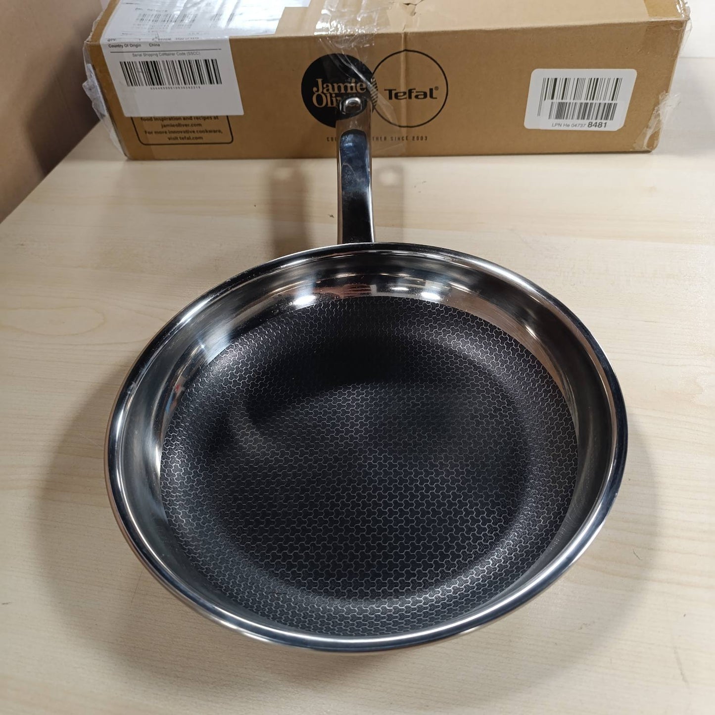 183157 - WMF PROFI RESIST - Tigan 24 cm Çelik Inoks me Strukturë Hoje Bletësh Rezistente ndaj Gërvishtjeve, me Shtresë Jo Ngjitëse, për Përdorim në Soba me Induksion, Furrë, dhe Lavastovilje