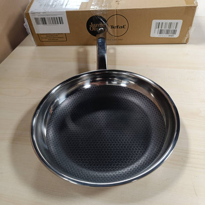 183157 - WMF PROFI RESIST - Tigan 24 cm Çelik Inoks me Strukturë Hoje Bletësh Rezistente ndaj Gërvishtjeve, me Shtresë Jo Ngjitëse, për Përdorim në Soba me Induksion, Furrë, dhe Lavastovilje