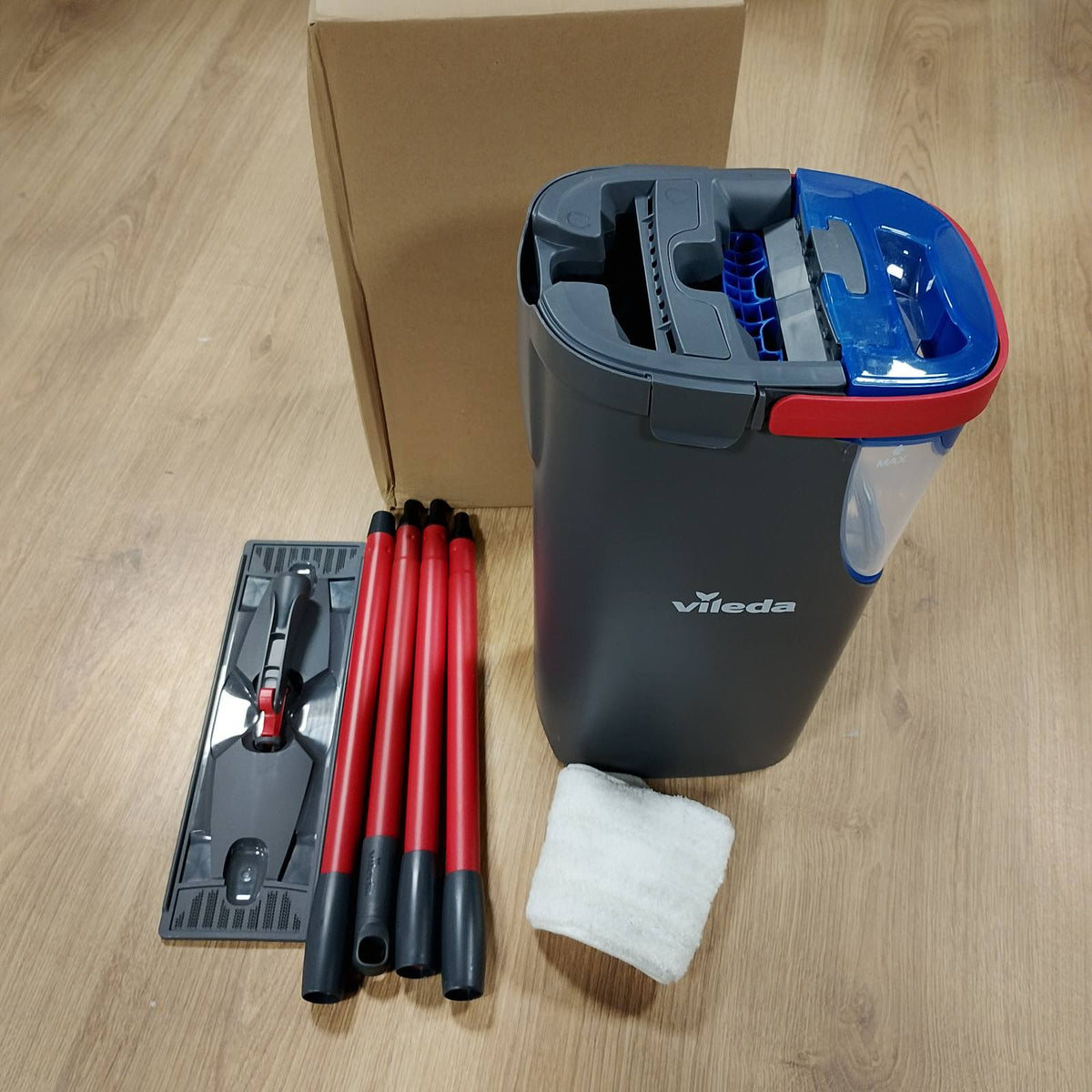 183249 - VILEDA Set Fshesësh Dyshemeje H2PrO me Kovë dhe Sistem Ndarjeje 100% të Ujit të Pastër dhe të Ndotur, Materiale Mikrofibre per Pastrim Higjienik, Funksionim me Një Dorë, Ngjyrë Gri