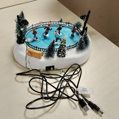 183589 - KONSTSMIDE LED Skena 'Pistë Akullore', me Muzikë, Funksion Energjie të Përzgjedhshme, 12 LED Shumëngjyrëshe, Funksionon me Bateri dhe USB, për Ambiente të Brendshme, Kabllo e Zezë, 3 x AA 1.5V (nuk përfshihen) - 4254-000, Shumëngjyrëshe