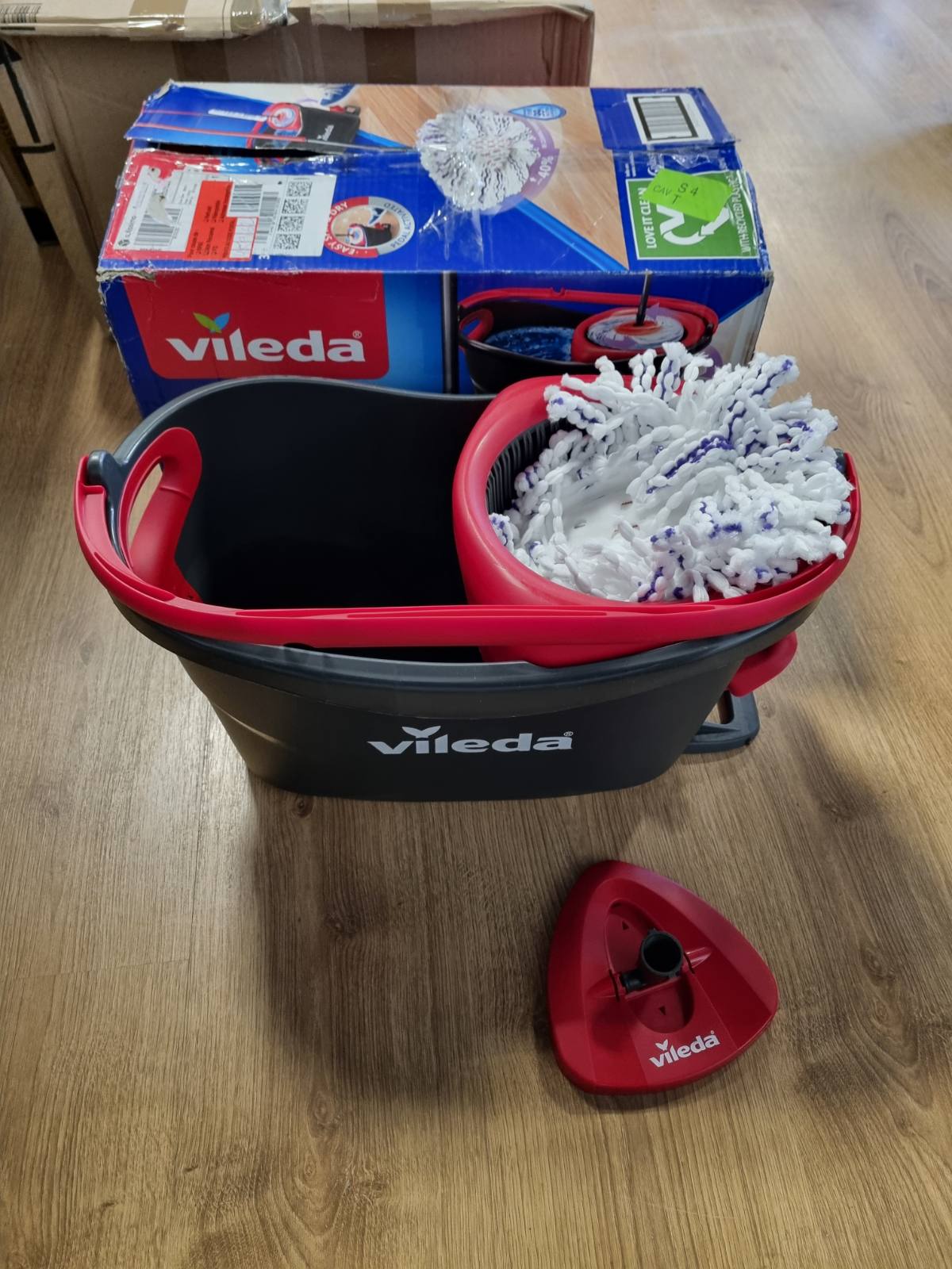 183590 - VILEDA Turbo 3 në 1, Kit i Plotë Pastrimi Dyshemeje, Dorezë Teleskopike 85-123 cm, Mop Rrotullues me Kovë me Pedale, Sfungjerë Mikrofibre 3 në 1 të Gjeneratës së Re, Sistem Pastrimi i Qëndrueshëm