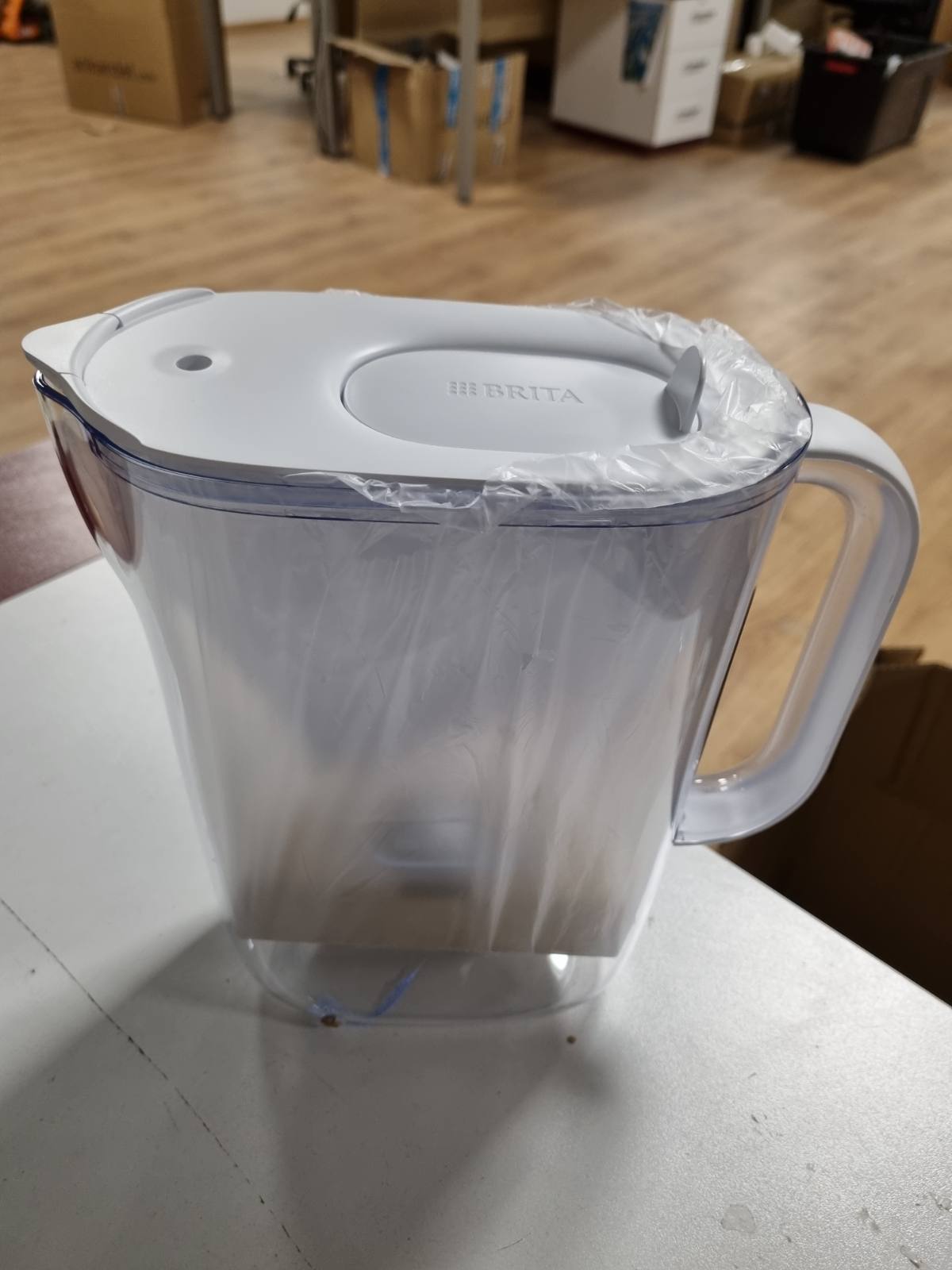 183742 - BRITA Essential Style Enë Filtri për Ujë të Bardhë, 2.4L me 3 Filtra MAXTRA PRO Pure Performance - Tregues Drite Inteligjente, Zvogëlon Papastërtitë dhe Metale, Vendoset në Derën e Frigoriferit