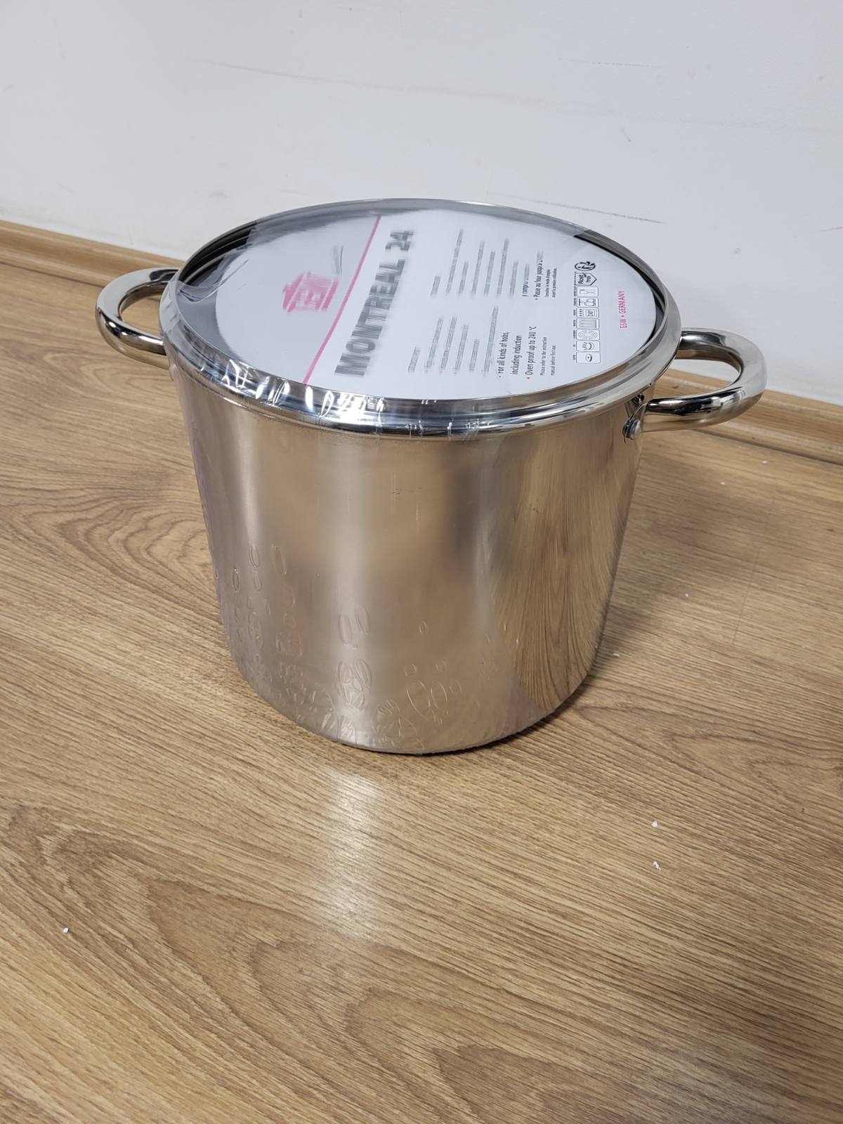 183857 - GSW - Tenxhere perimesh MONTREAL me kapak, material çelik inox, ⌀24 cm, argjend/transparent, doreza metalike të ftohta, e përshtatshme per induksion dhe furë.