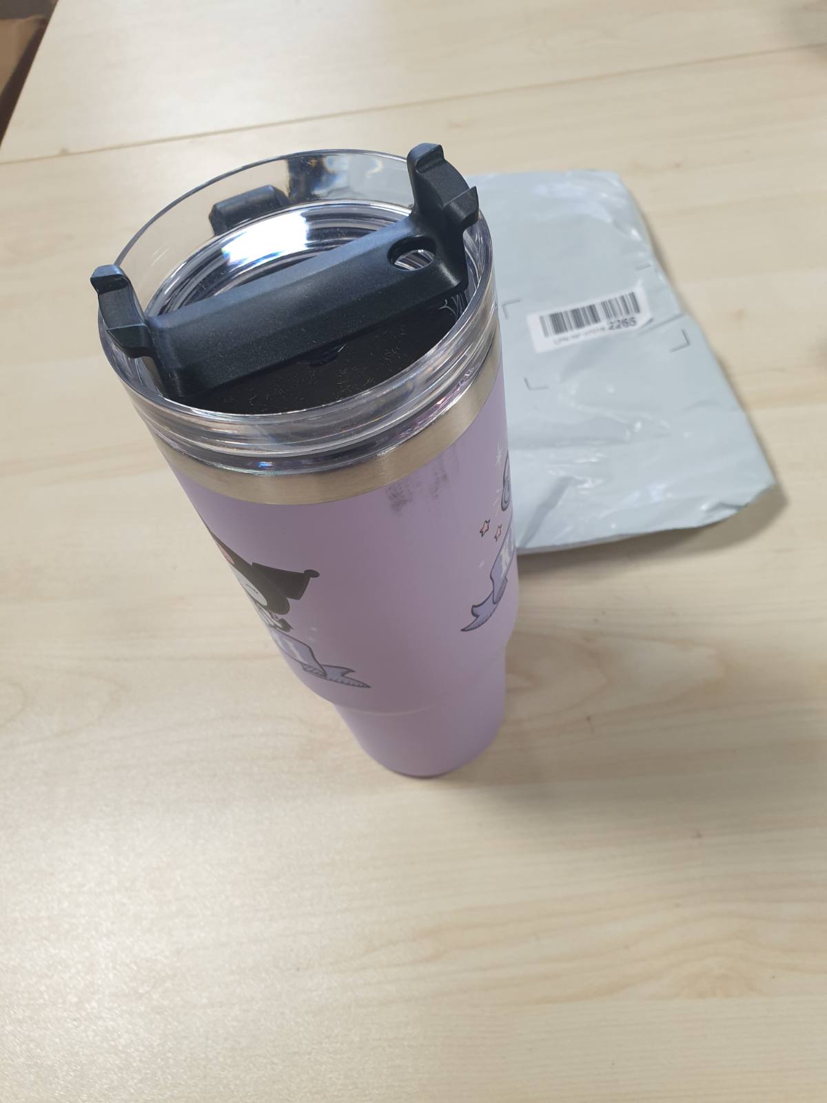 184028 - FILXHANI PALADONE Kuromi me kashtë të izoluar, ngjyra vjollcë, kapacitet 900ml, licencë zyrtare nga Sanrio Hello Kitty & Friends. Ideal për ujë, çaj të ftohtë, kafe.