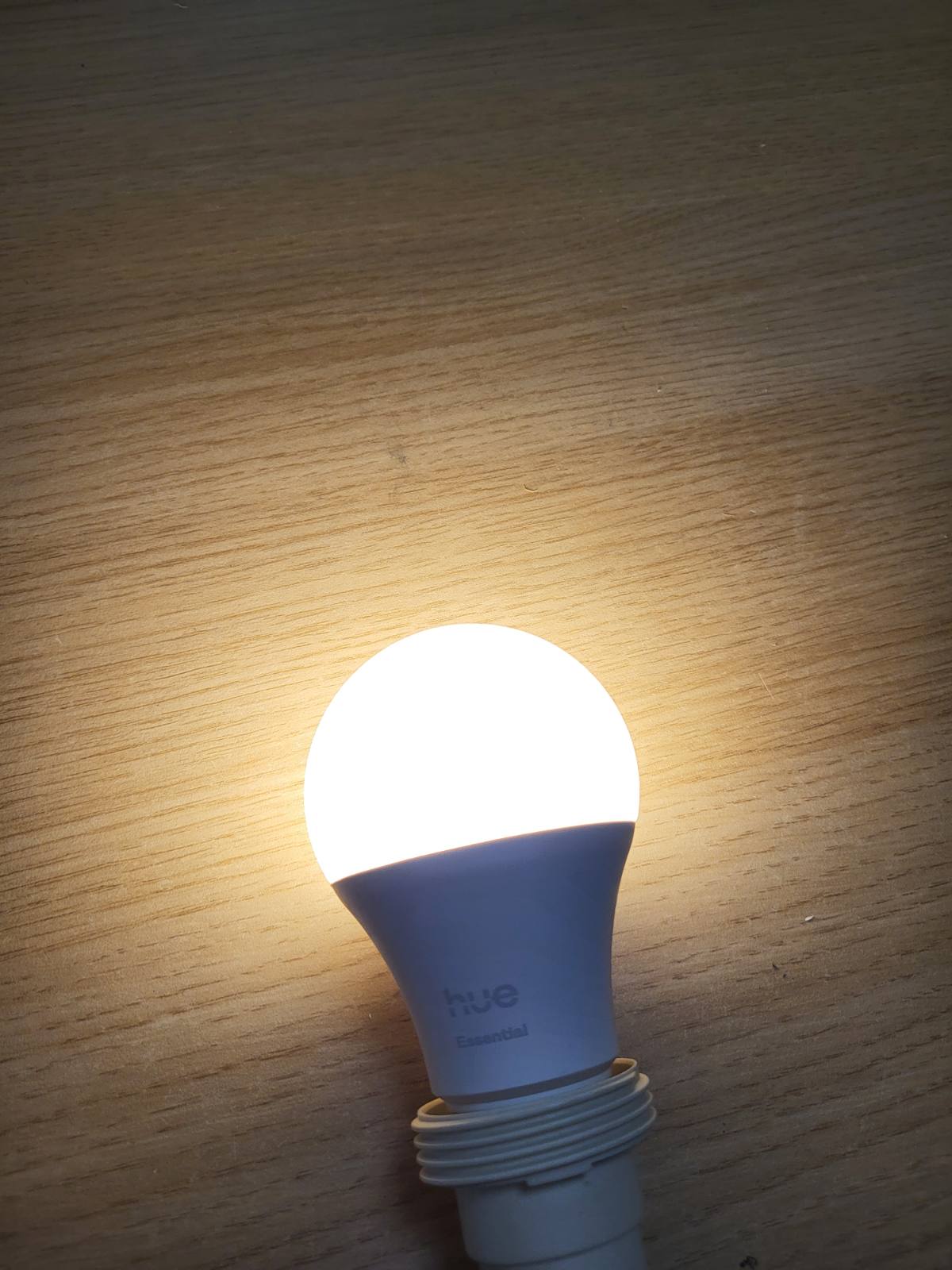 184201 - PHILIPS Llampa Inteligjente LED A60 Hue Essential, E Bardhë dhe me Ngjyra, Prizë E27, 8W, 2200 K–6500 K, 806lm, E Zbehtë, e Pajtueshme me Alexa, Google Assistant dhe Apple Home, Pako në 1