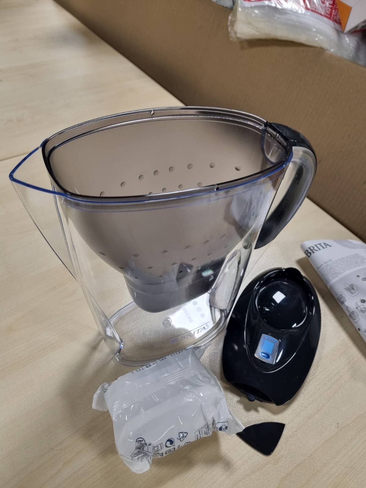 184309 - BRITA Marella, Enë Filtri Uji Grafiti (2.4L) përfshirë 1x Fishek MAXTRA PRO Pure Performance, E Sigurt për në Frigorifer me BRITA Memo, Kapak me Mentesha, Filtron Papastërtitë
