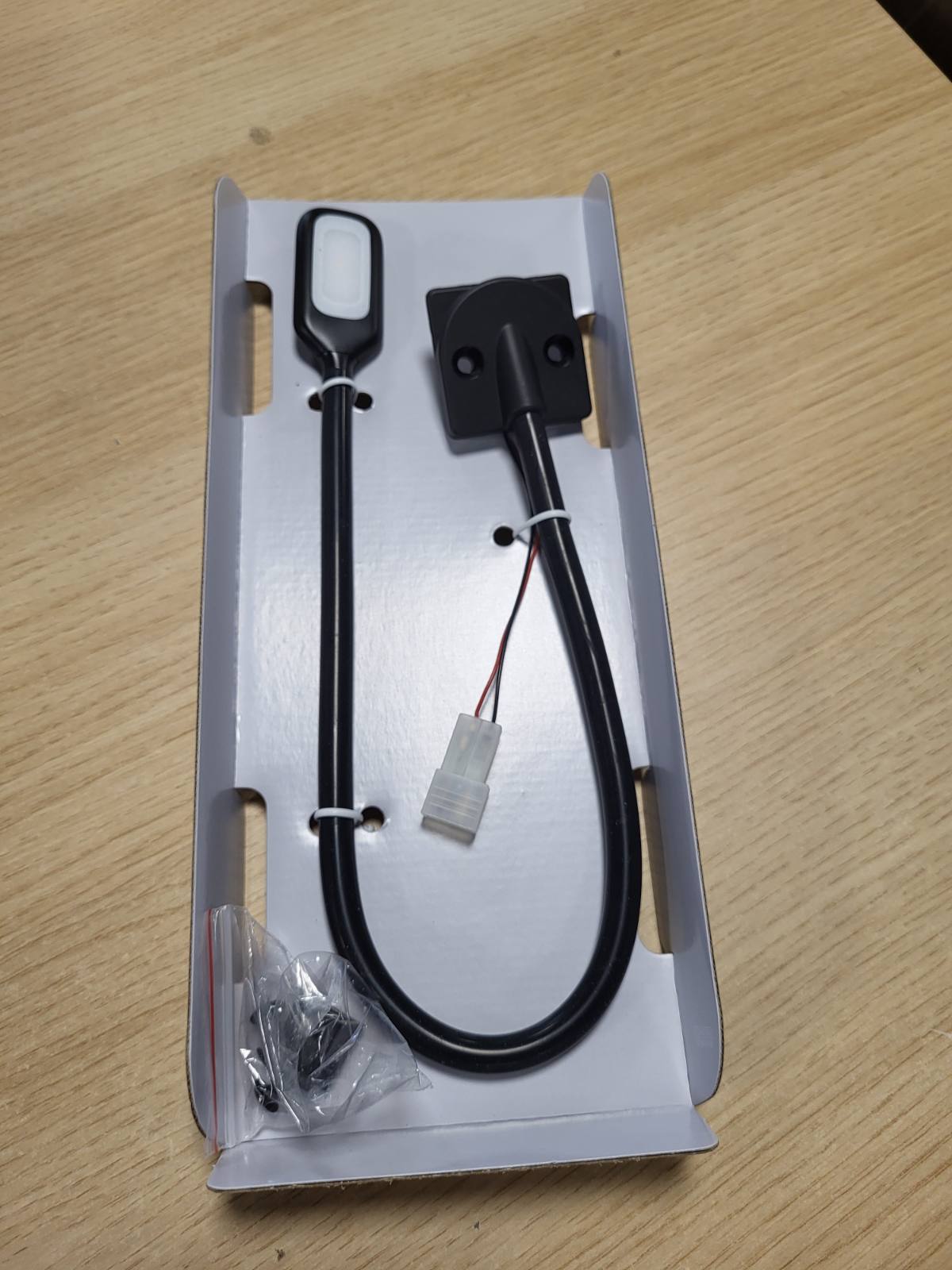 184355 - OSRAM ONYX COPILOT L+7, Dritë LED për Lexim në Kabinën e Automjetit, Material Kutia Kartoni (1 Copë)
