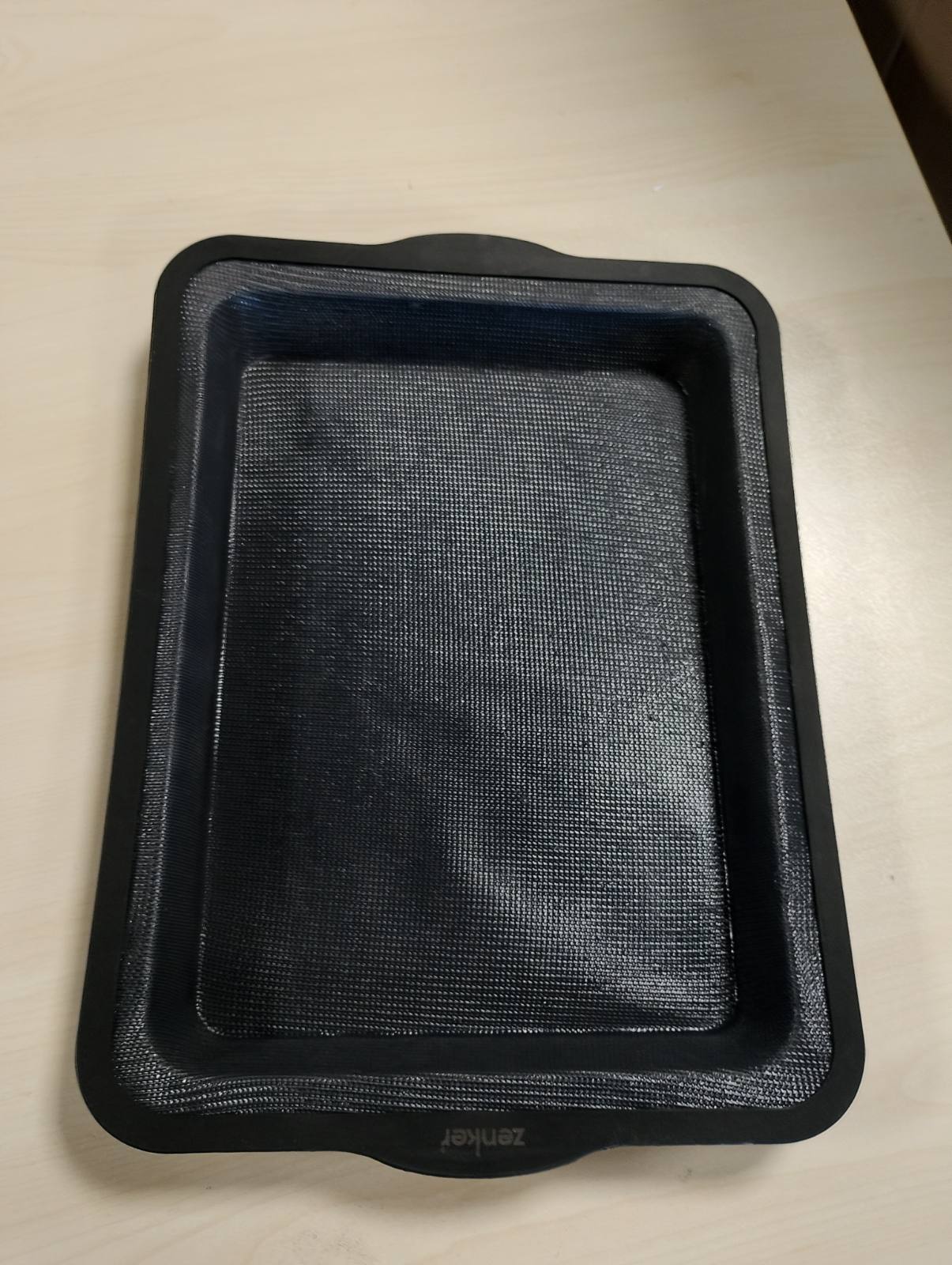 184394 - ZENKER Tavë Pjekjeje 36x26cm, Prej Silikoni të Përforcuar me Fibra Qelqi, Buzë Najloni të Fortë, Jo-ngjitëse, E Zezë