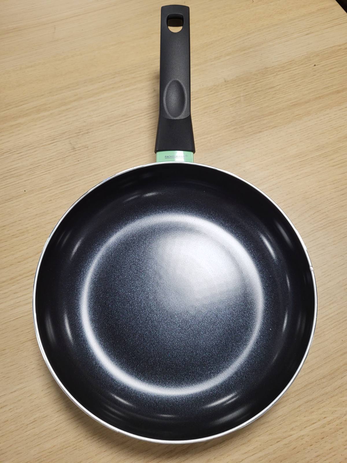 184590 - FACKELMANN BRANDAO - Tigan Prej Alumini i Ricikluar, Ø 24 cm, Veshje Qeramike pa PFAS, Dorezë Ergonomike, Vetëm Larje Me Dorë, Ngjyre e Zezë