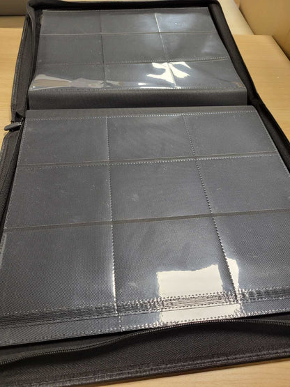 184777 - PROCASE Dosje Toploader për 324 Karta TCG/Sportive/Pokémon/MTG/Lorcana, Madhësia 8.5 x 11 cm, Organizues Koleksionesh me Ngarkues nga Sipër me Dritare Shfaqjeje, Ngjyra E Zezë