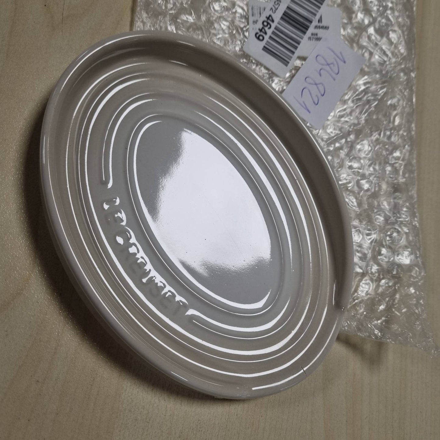184821 - LE CREUSET Mbështetëse lugësh ovale, materiali guri, në ngjyrë meringë, Modeli 71507157160099