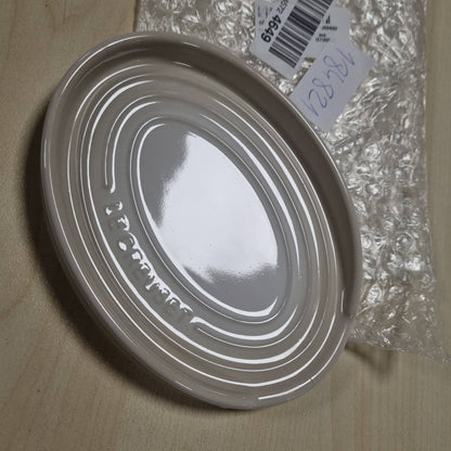 184821 - LE CREUSET Mbështetëse lugësh ovale, materiali guri, në ngjyrë meringë, Modeli 71507157160099