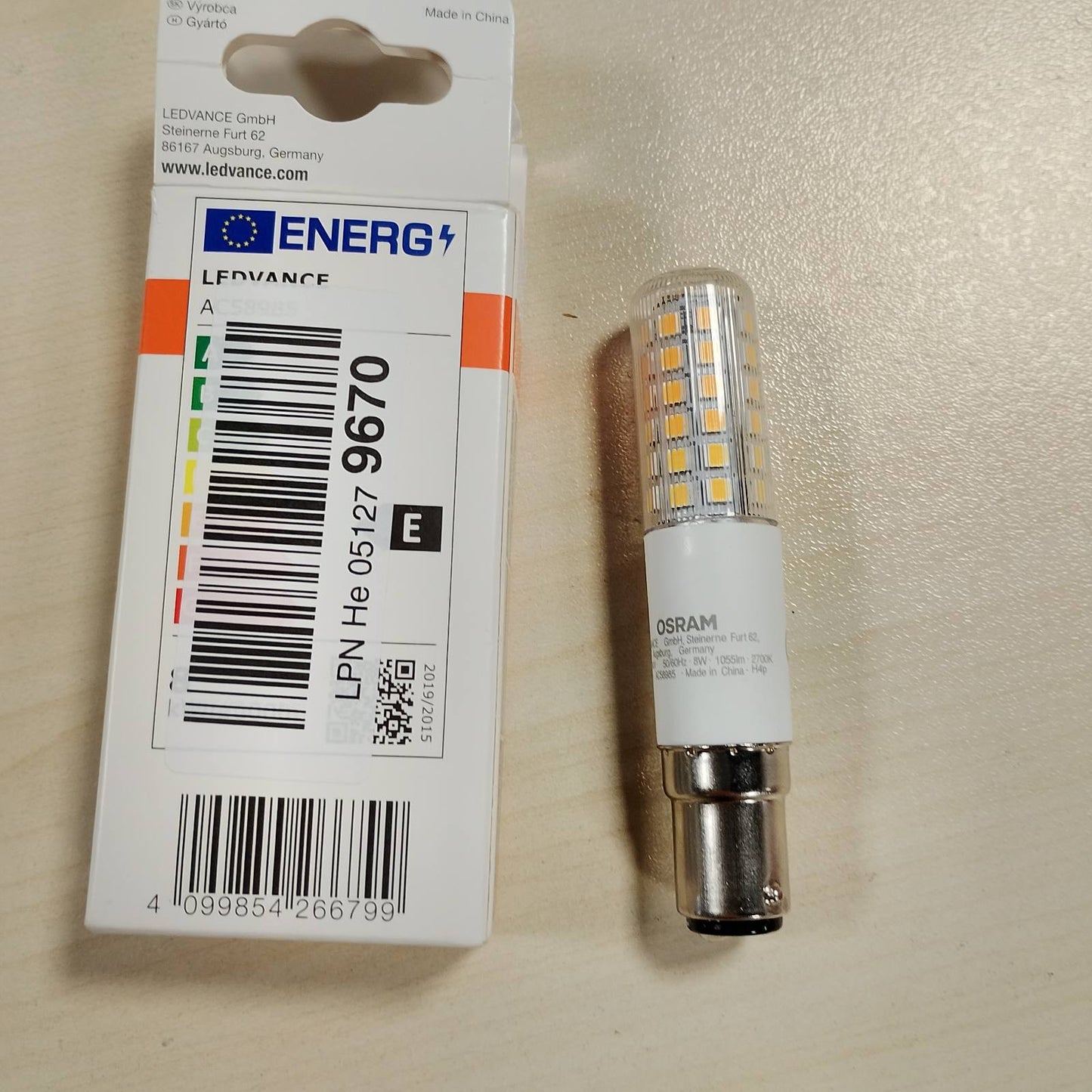 184882 - OSRAM - Llambë LED e Shumëngjyrëshe, Formë T, 8W / 1055 lm, Bazë B15d, E bërë nga Plastika, Dritë e Bardhë e Ngrohtë 2700K, Diametër 18mm, CRI 80, E errësueshme
