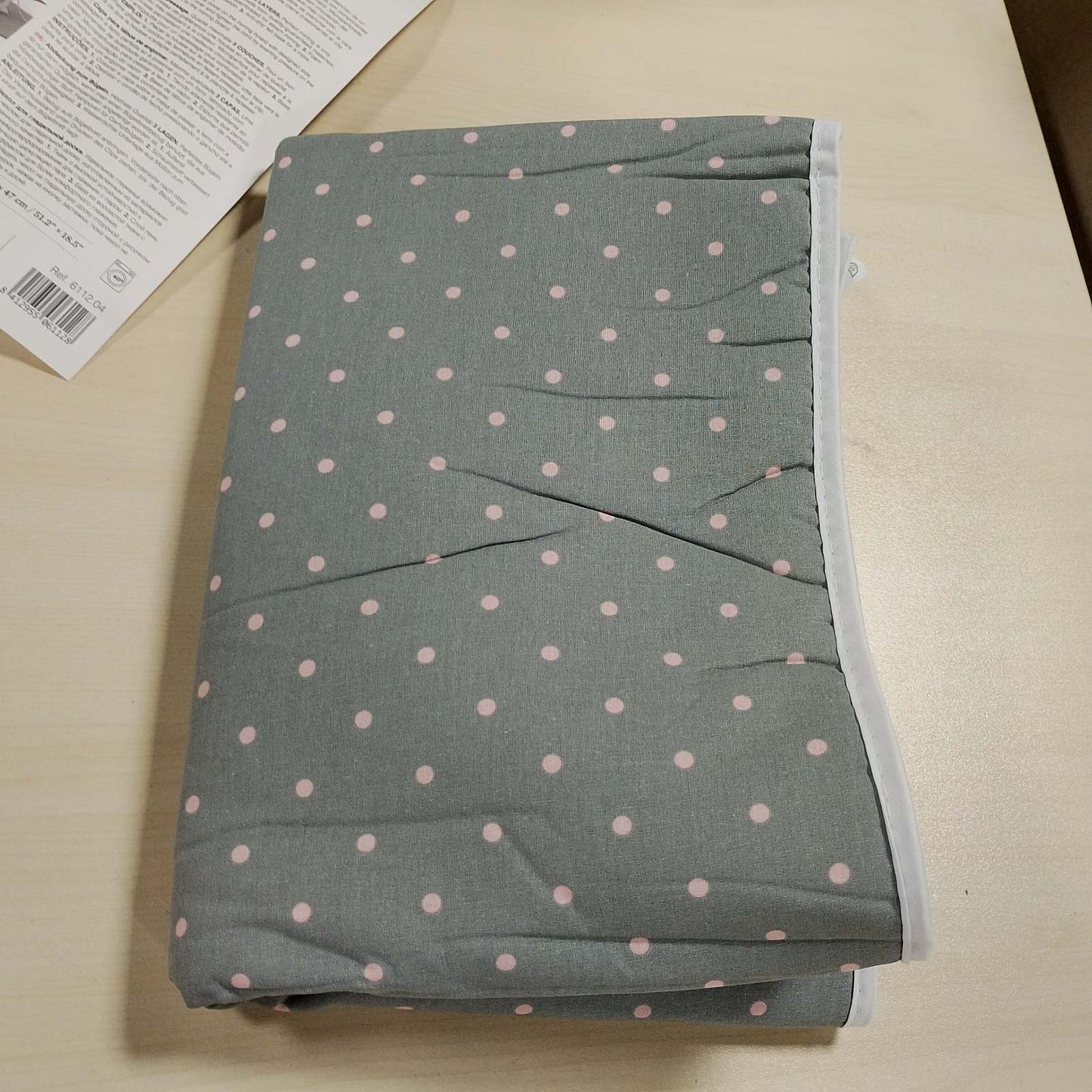 184925 - RAYEN Mbulesë Universale për Tavolinë Hekurosjeje me Rregullim EasyClip, i Përbërë nga 3 Shtresa: Shkumë, Lesh, 100% Pambuk, Madhësia: 130 x 47 cm, Kompakte