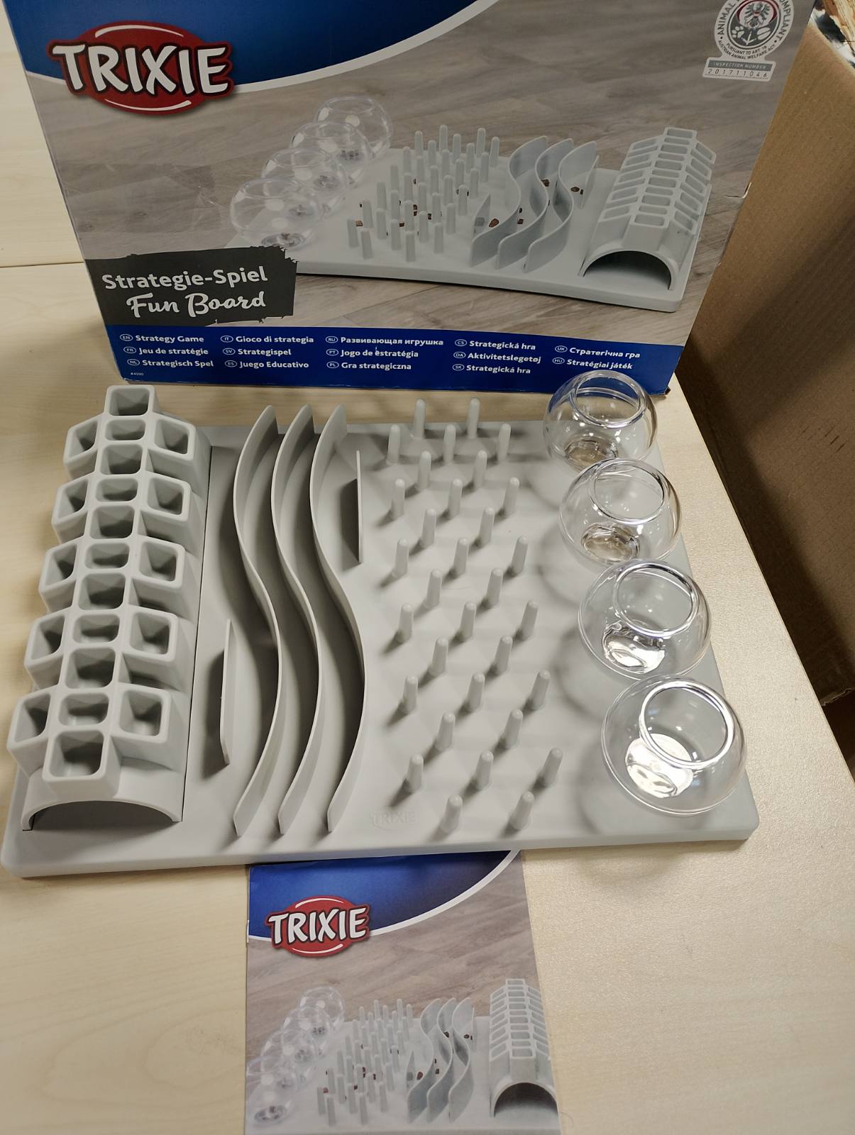 185066 - TRIXIE Tavolinë Argëtuese për Macet - Plastike, e Bardhë, 5 Module Lojëra, Nuk Rrëshqet, e Lalshme në Lavastovilje - Modeli 4590