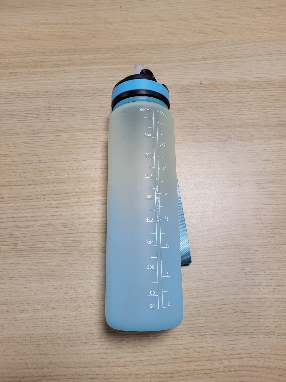 185091 - HONEYHOLLY Shishe Uji Sportive 1L me Kashte, e Papërshkueshme nga Rrjedhjet, Pa BPA, e Përshtatshme për Pije të Gazuara, me Shënues Kohe - Frost & Sky