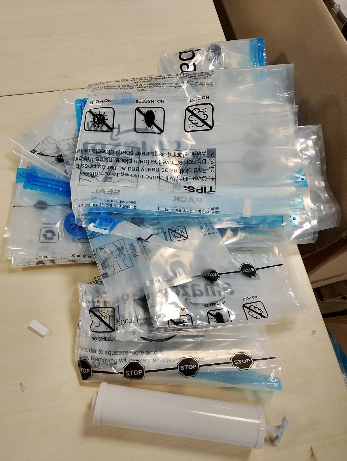 185135 - AMAZON BASICS Qese me Vakum për Rroba, me Valvul Hermetik dhe Pompë Dore, Transparente - Pako me 12 copë (3x Jumbo, 3x të Mëdha, 3x të Mesme, 3x të Vogla) me Zinxhir