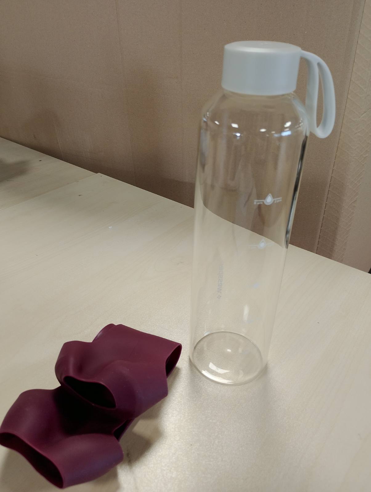 185176 - WESSPER Shishe Uji nga Qelqi Borosilikat pa BPA, Kapacitet 1L, me Mbështjellës Silikoni, Shkallë Hidratimi, Ngjyre Burgundy