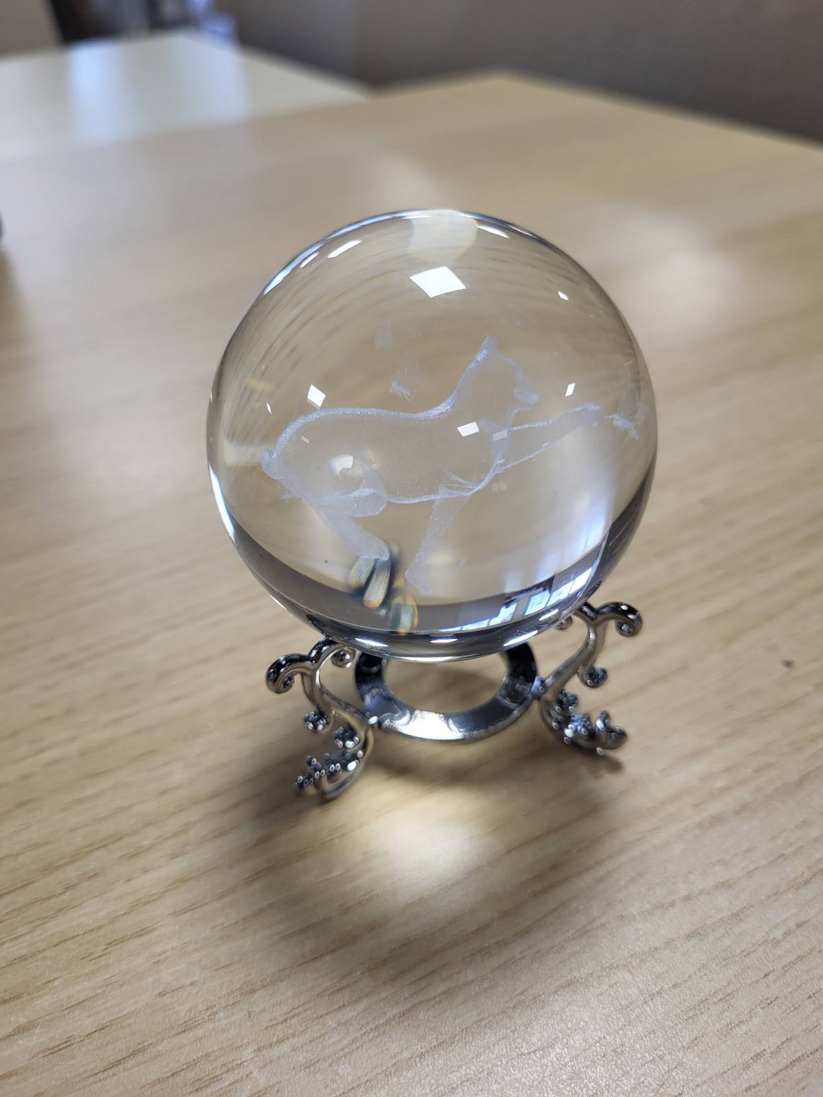 185210 - HDCRYSTALGIFTS Top Kristali për Mace me Mbështetëse, Sferë Kristali Dekorative e Gdhendur me Lazer 3D, Madhësi 2.5 inç, Transparente