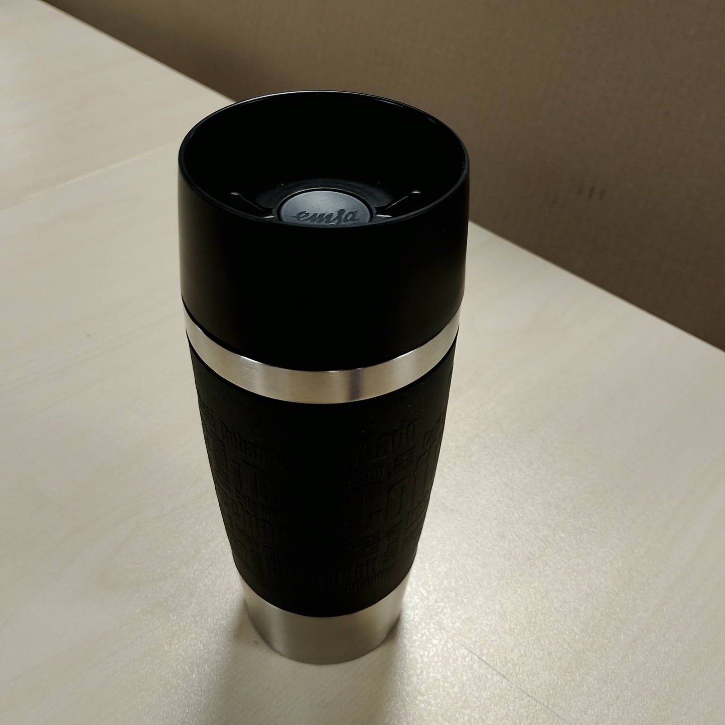 185594 - EMSA Filxhan Udhetimi Termos Klasik, 360ml, Izolim Qe Mban Pijet Te Nxehta 4 Ore dhe Te Ftohta 8 Ore, I Papërshkueshëm Nga Rrjedhjet, Mbyllje me Shtypje Te Shpejtë, Hapje Pirjeje 360 Grade, Ngjyra E Zeze, 513361