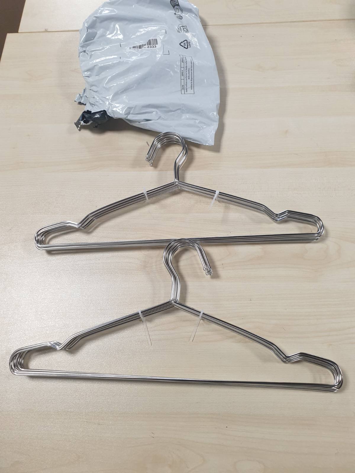 185767 - AMAZON BASICS Varese Rrobash prej Çeliku Inox, Pako me 20 Copë, Krom