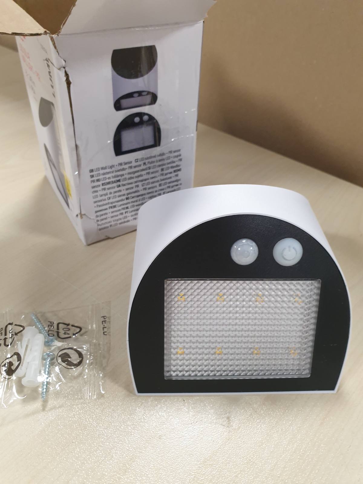 186052 - EMOS - Llambë Diellore LED LUMI për Jashtë me Sensor Lëvizjeje 5m/120°, Drita Ambienti, 2 Modalitete Drite, 240lm, E Bardhë Neutrale