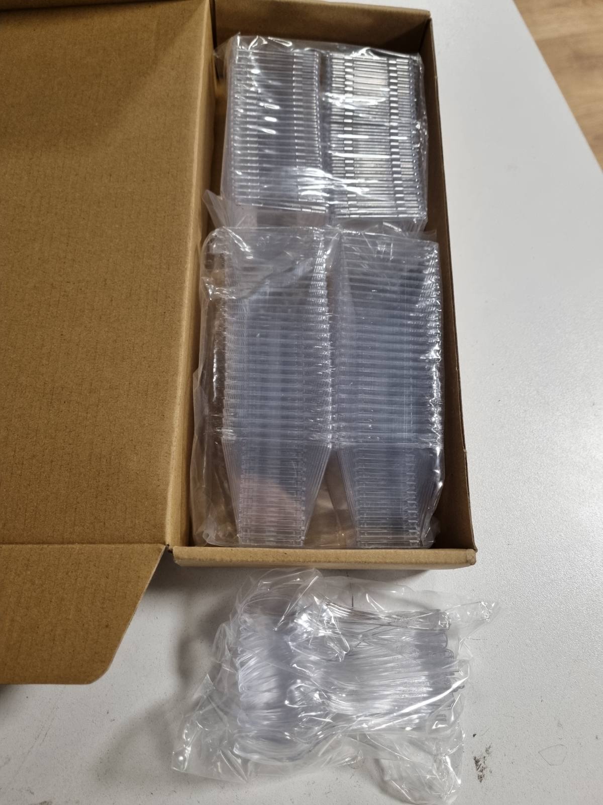 186372 - WUBUSHAN Gota Plastike për Ëmbëlsirë me Kapakë dhe Lugë, Tasa Katrore Ripërdorshme, Përdorim për Tiramisu, Puding, Mus - 50 Copë, Kapacitet 60ml