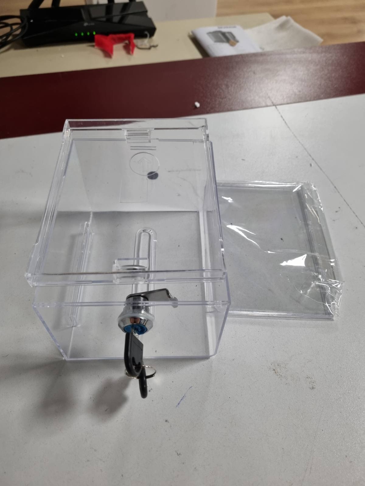 186393 - KUTI DHURIMI Akrilike Transparente me çelës, Mbjatëse Drynash dhe Tabele, për Votim, Karta Biznesi dhe Sugjerime