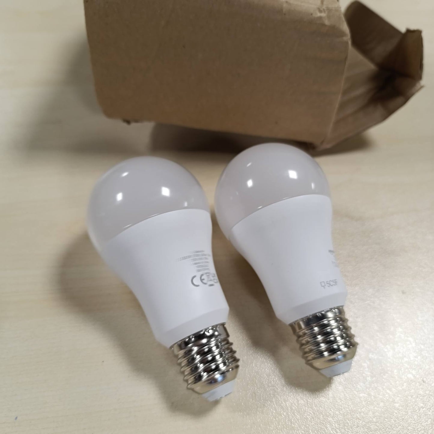 186547 - AMAZON BASICS Llambë LED E27, 10.5W (Ekuivalente me 75W), Ngjyra e Bardhë e Ngrohtë, me Errësim - Pako Prej 2 Copësh