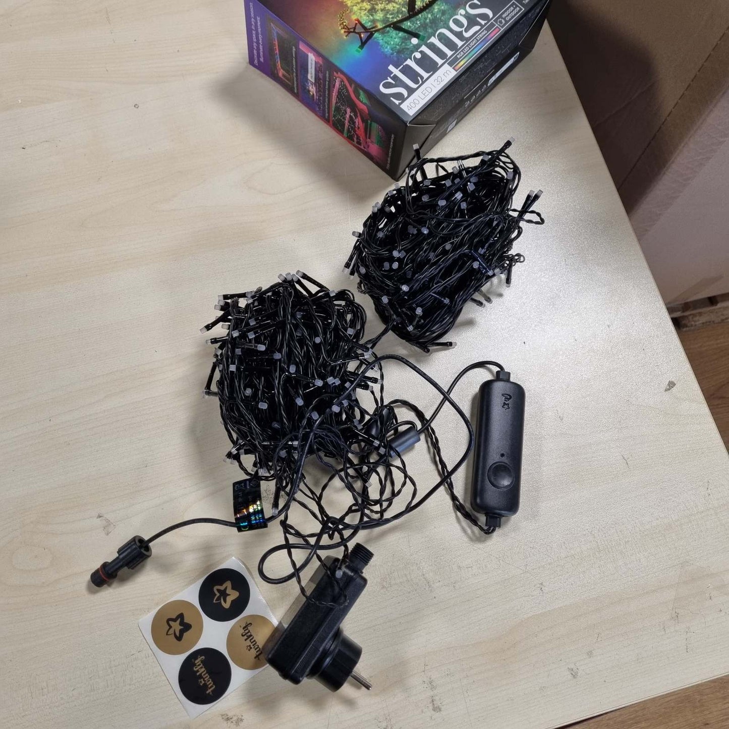 187042 - TWINKLY STRINGS, 400 LED RGB, Shirita Dritash multingjyrëshe e hartëzueshme, 32m, e kompatibël me Alexa dhe Google Home, për ambient të jashtëm dhe të brendshëm, IP44, Kontrolli nga Aplikacioni, Tel i Zi