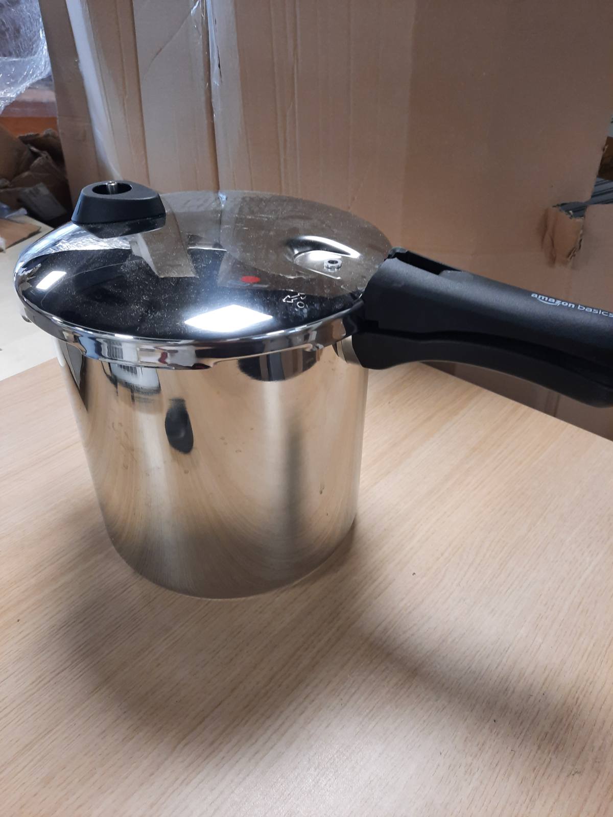 187184 - AMAZON BASICS Tenxhere me Presion prej Çeliku Inox me Avull dhe Unazë Silikoni, Kapaciteti 9L