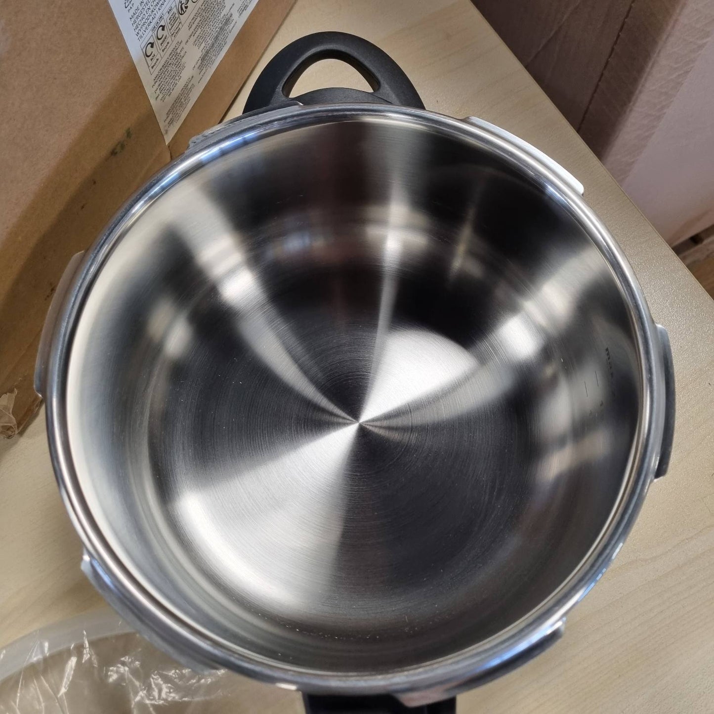 187232 - AMAZON BASICS Tenxhere me Presion prej Çeliku Inox, Kapacitet 4 Litra, për Induksion, Ngjyrë Argjendi