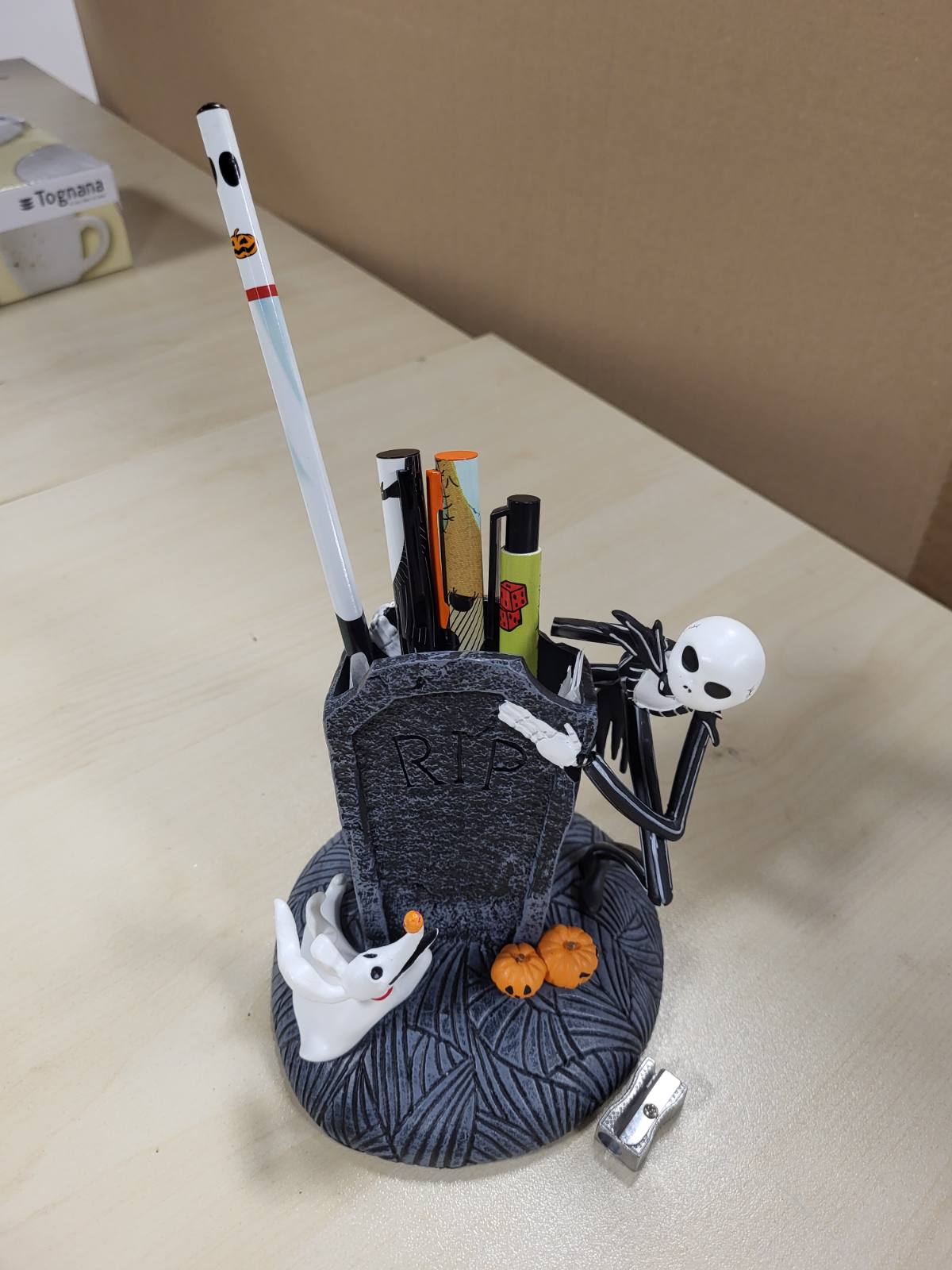 187398 - ERIK - Set Artikuj Shkrimi me Mbajtëse Stilolapsi 3D Nightmare Before Christmas, Material Rrëshire, Përfshin Stilolaps, Gomë, Laps, dhe Vizore | Dhuratë Jack Skellington