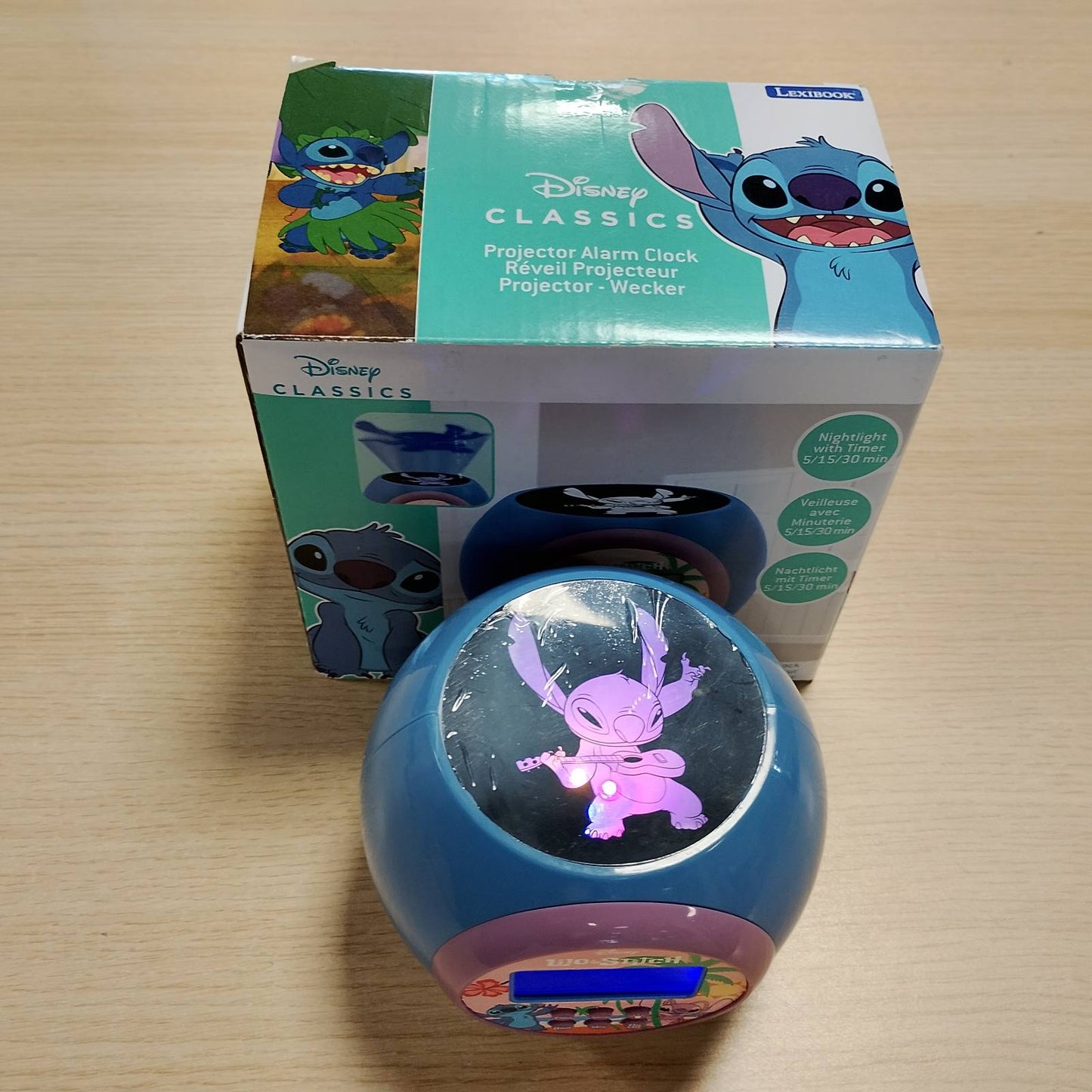 187539 - LEXIBOOK Orë Alarmi me Projektor dhe Funksion Shtyrjeje, Model Disney Stitch, me Dritë Nate dhe Kohëmatës, Ekran LCD, Punon me Bateri, Blu, RL977D