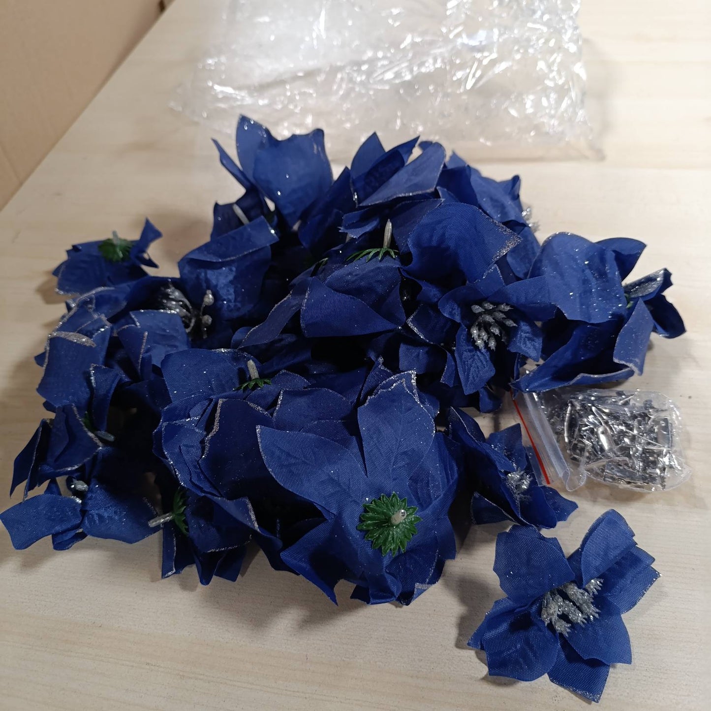 187771 - LULE YJESH 36 Copë për Krishtlindje, lule Poinsettia Artificiale me Shkëlqim dhe Kapëse, Madhësi 4, 6, 9 Inç, Zbukurime për Vitin e Ri dhe Dasmë, Ngjyra Blu Marine
