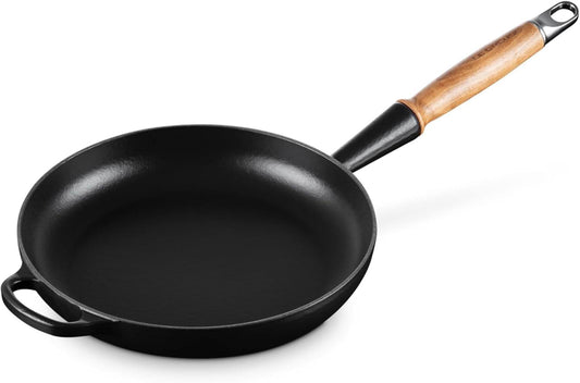 191072 - LE CREUSET Signature Tigan prej Gize me Dorezë Druri, 26 cm, Ngjyra e Zezë Mat, Kod 20258260000422