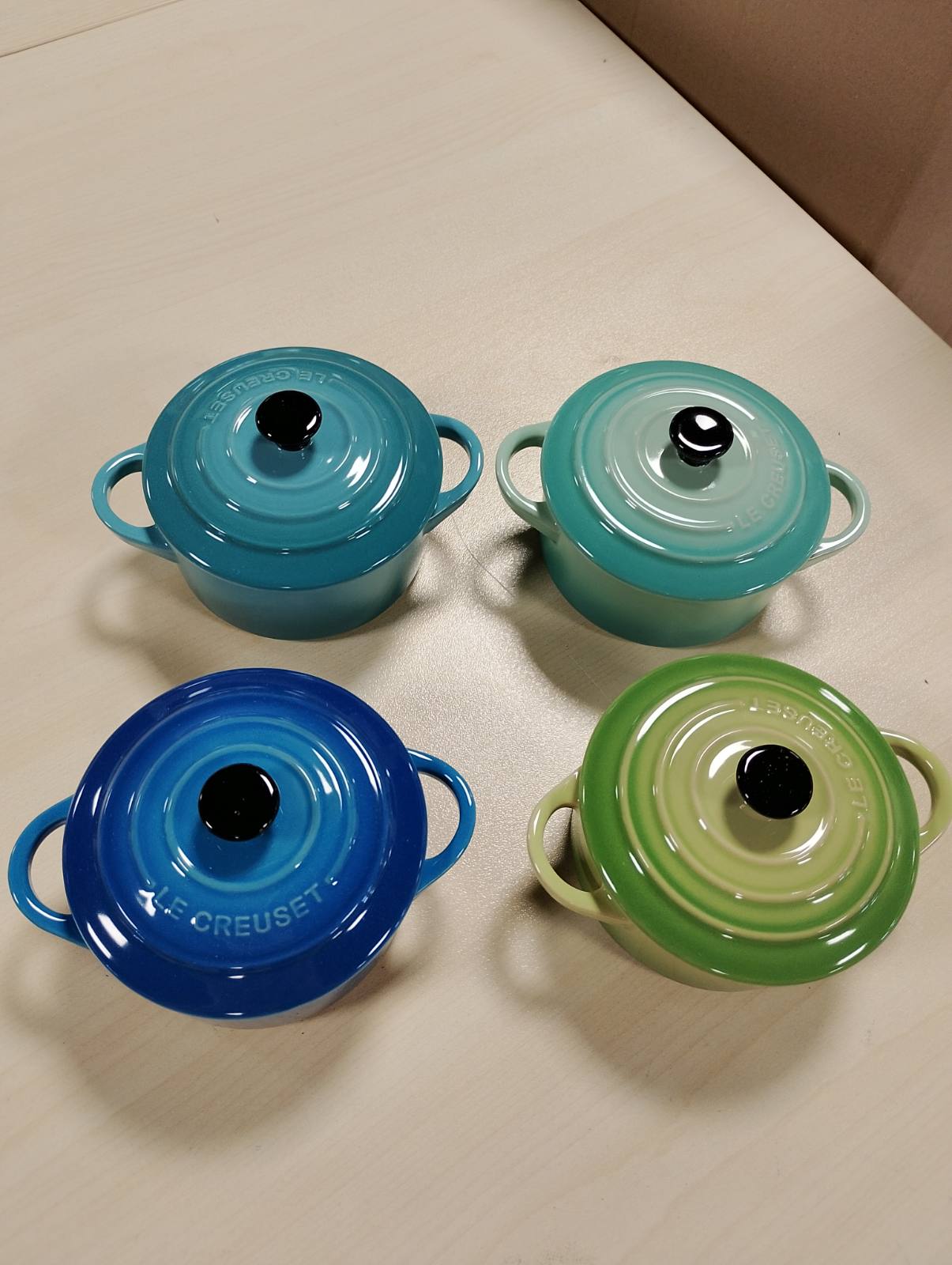 195144 - LE CREUSET Set 4 Pjesë Kokota Mini Prej Gresi, Kapacitet 200ml secila, Madhësia 10x5cm, Ngjyra Flladi i Detit (Jeshil/Turkuaz/Blu/Mente), Kodi 79212105139100
