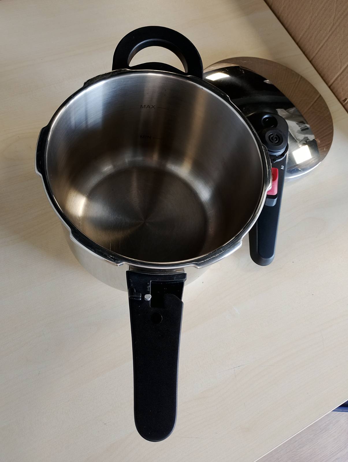195198 - BRA - Tenxhere me Presion ALLURE, prej Çeliku Inox 18/10, 6L, me 2 Programe Gatimi dhe Sistem Mbylljeje-Hapjeje, e Përshtatshme për të Gjitha Llojet e Kuzhinave