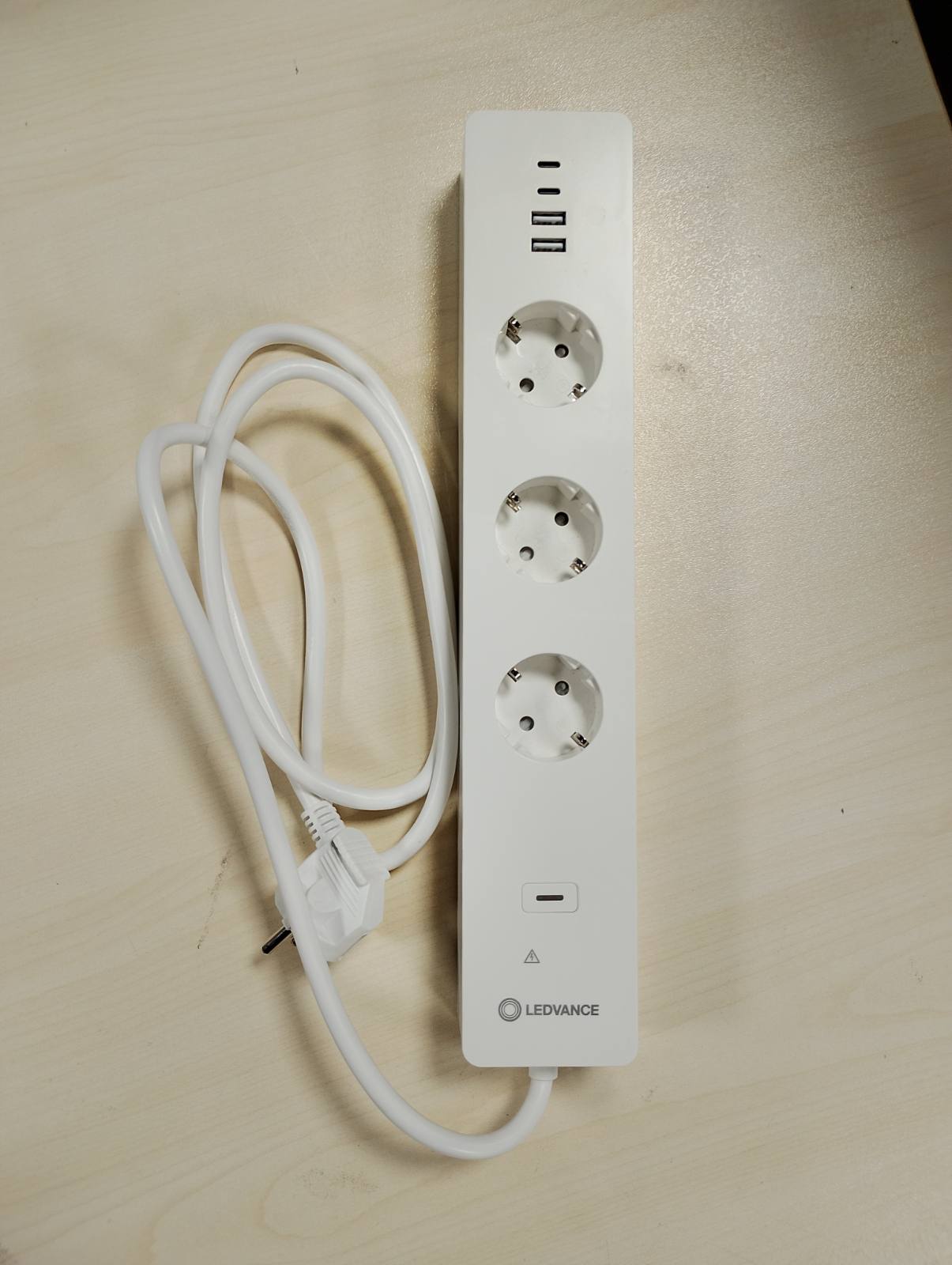 195378 - LEDVANCE - Prizë inteligjente me teknologji WiFi, Shirit elektrik i trefishtë me mbrojtje nga mbingarkesa dhe rritja e tensionit, Portë USB, Kontrollueshëm nëpërmjet aplikacionit, Pajtueshëm me Alexa dhe Google