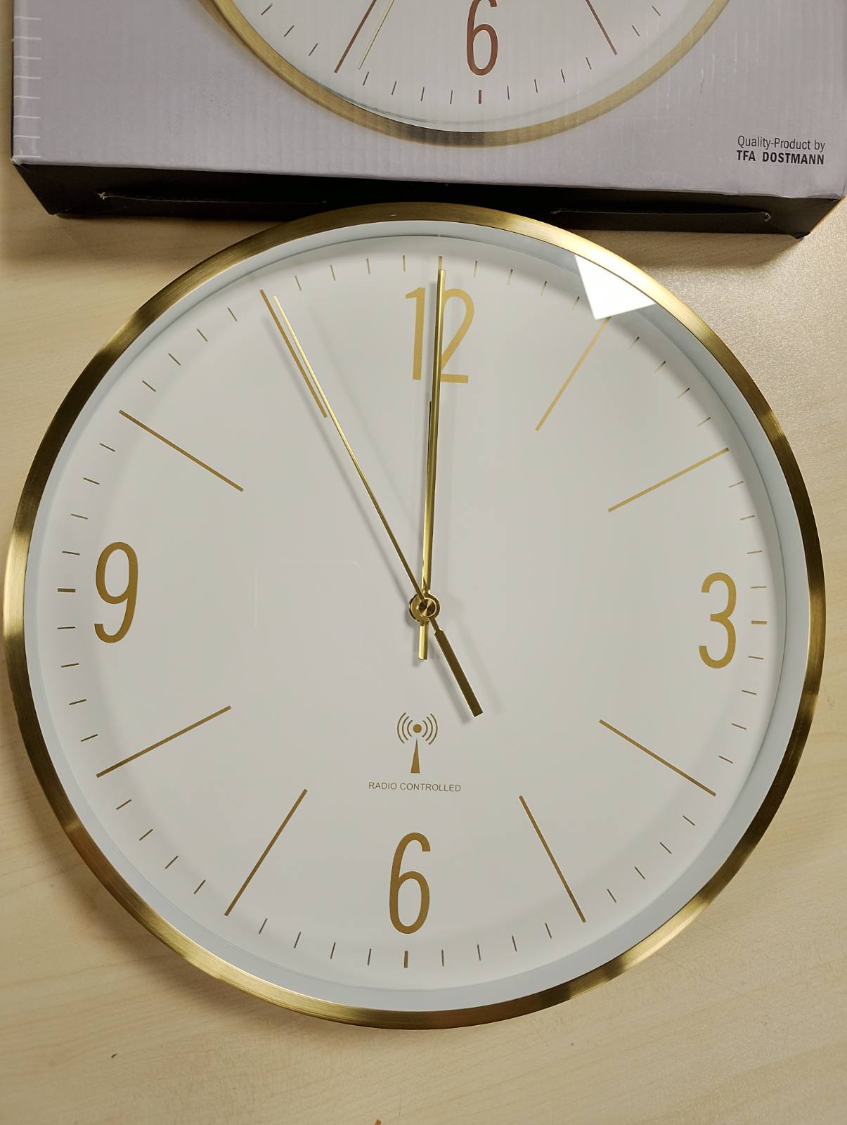 195562 - TFA DOSTMANN Orë Muri Analogike me Radio-Kontroll, 60.3534.55, 30cm, Kornizë Metalike e Artë, Mekanizëm i Heshtur, Dizajn Modern, Mbuluesë Qelqi, E Artë
