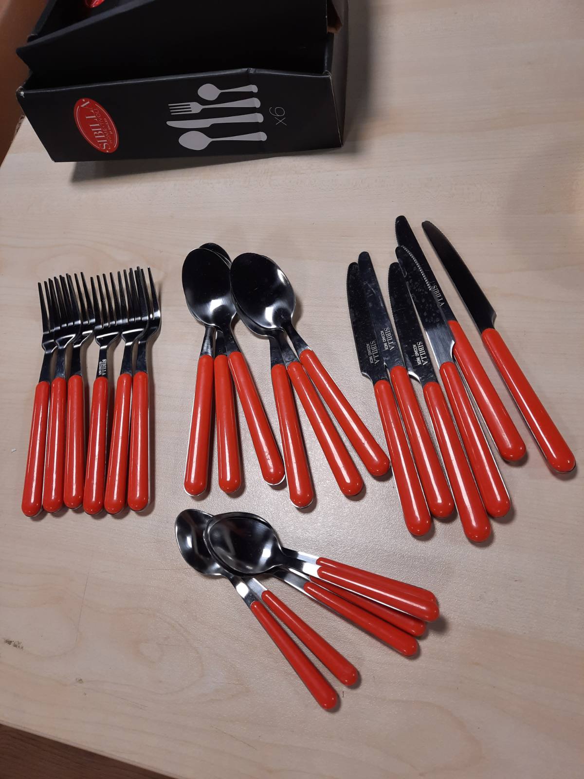 195989 - GALILEO BRIO - Set Takëmesh Sibilla me 24 Pjesë, prej Çeliku Inox, me Dorezë të Kuqe