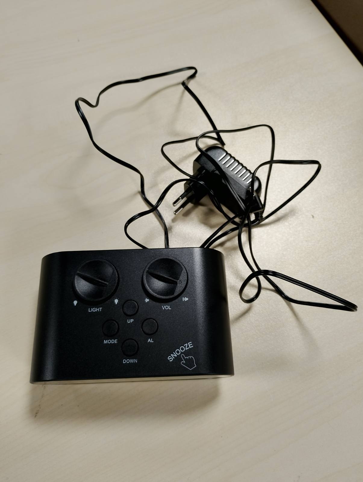 196145 - TFA DOSTMANN Orë Alarmi me Radio ELLYPSE, 60.2551.01, me Funksion Karikimi USB, Numra të Mëdhenj LED, Funksion Shtyrjeje, Shkëlqim dhe Volum Alarmi të Rregullueshëm, Ngjyra e Zezë, Dimensionet 136 x 85 x 55 mm