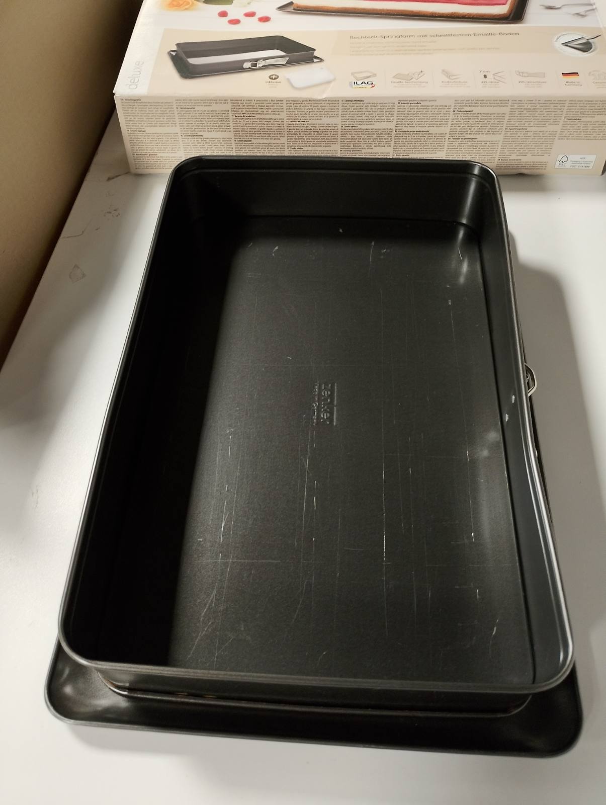 196242 - ZENKER DELUXE - Tavë drejtkëndëshe me sustë, premium, me bazë të emaluar dhe mbrojtje nga rrjedhjet, shtresë jo-ngjitëse, ngjyra e zezë metalike, 1 copë