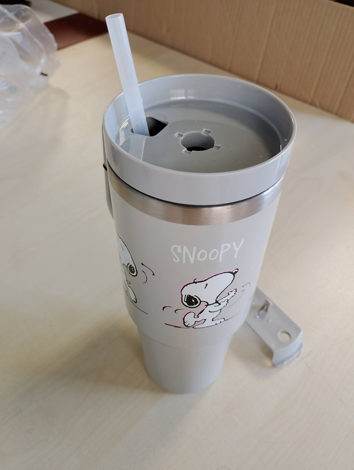 196917 - UNDERCOVER - Filxhan Vakumi Peanuts Snoopy me Kashtë, Kapacitet 880ml, Material Çelik Inox, Dorezë Komode, Pa BPA