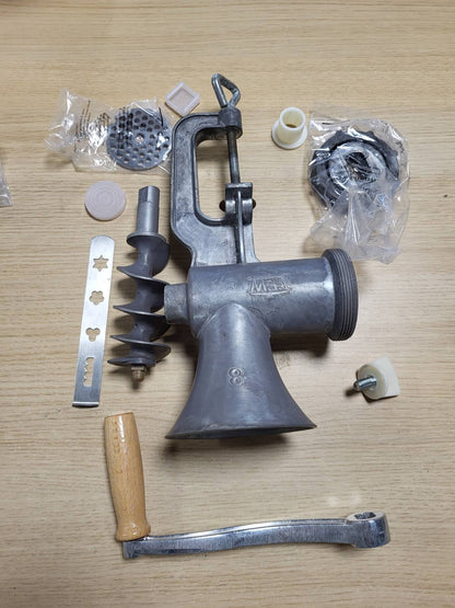 197168 - GSW - Mulli mishi Madhësia Nr. 8 prej çeliku inox me teh dhe pllakë bluarjeje, përfshirë aksesorin e brumit dhe shtytësin, Alumini - Argjendi