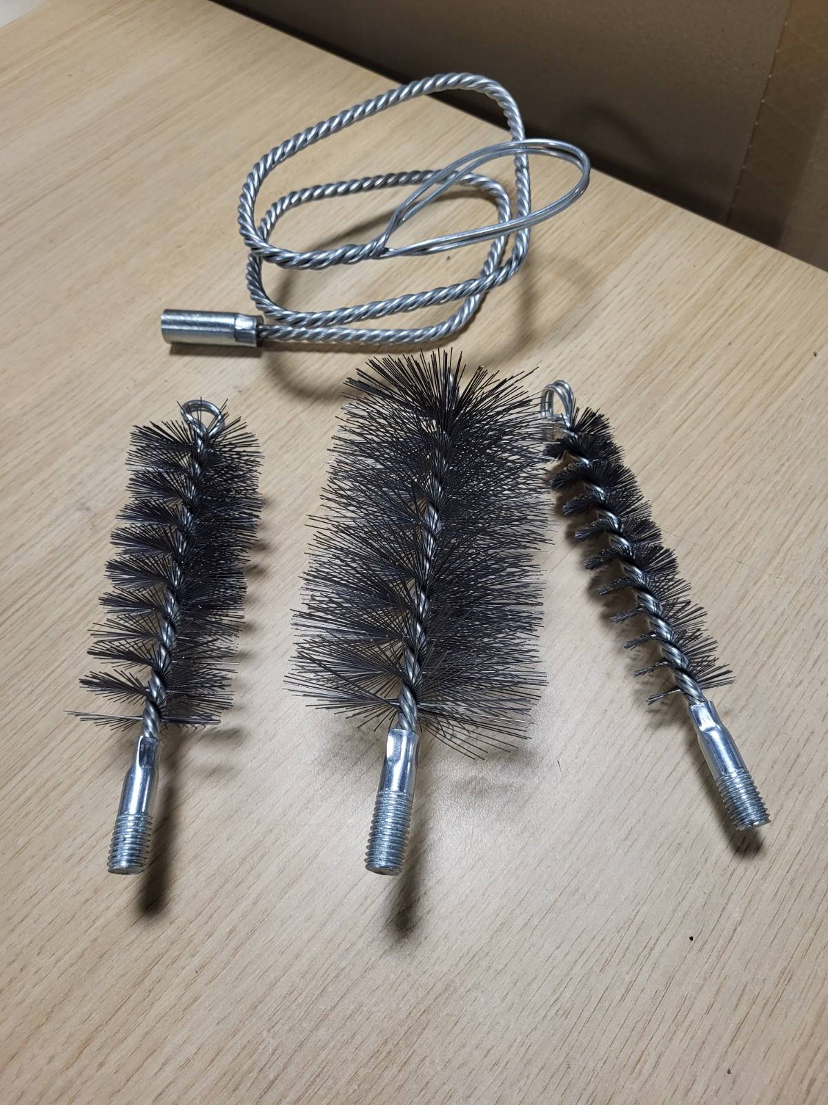 197219 - NUENEN Seti i Furcave për Pastrim të Tuba Sobeje, 4 Pjesë, Shufër Shtytëse Fleksibël, Furça Oxhaku 30mm, 50mm, 80mm, Furça për Bojler
