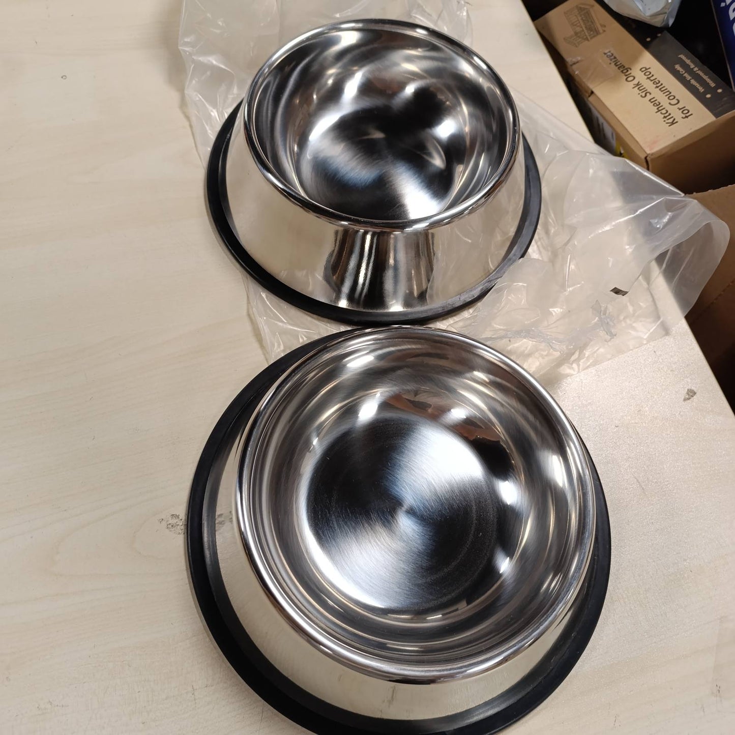 197800 - AMAZON BASICS Enë për Qen nga Çeliku Inox, Pako me 2 Copë, Kapaciteti 946 ml, Ngjyra Argjend